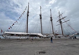 El buque-escuela 'Juan Sebastián de Elcano', por la tarde, durante las visitas al público.