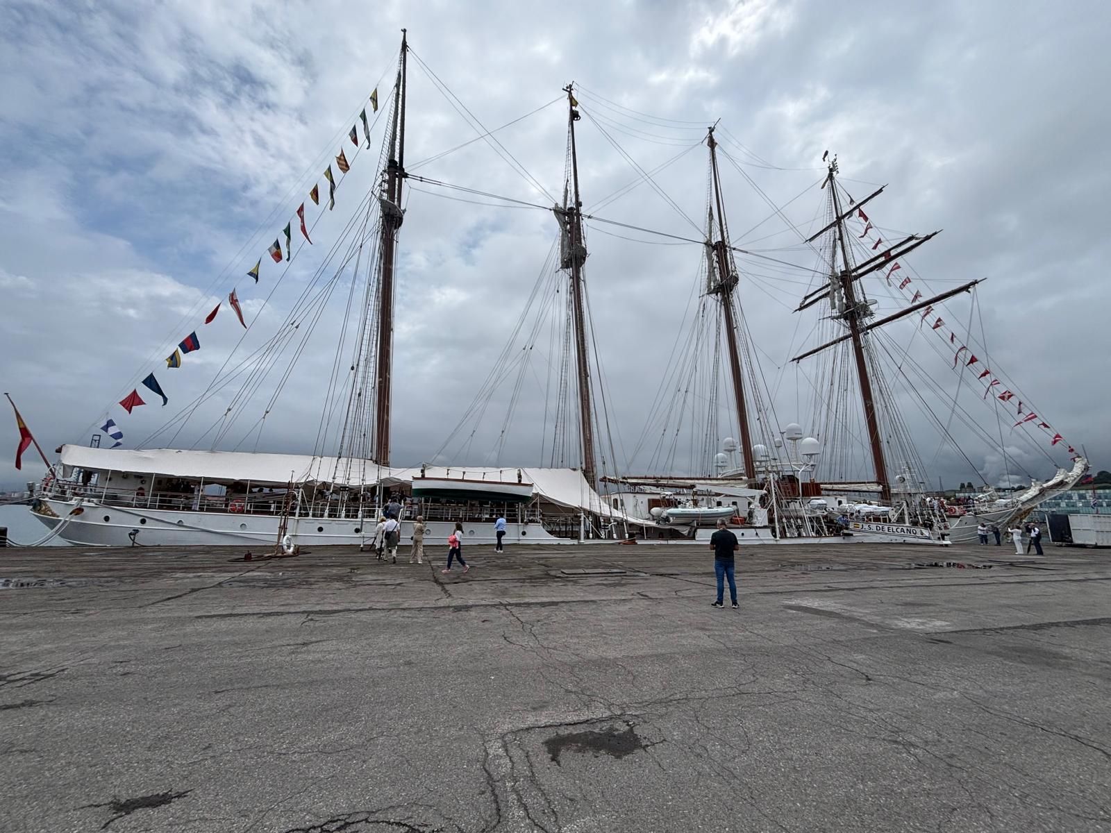 El buque-escuela 'Juan Sebastián de Elcano', por la tarde, durante las visitas al público.