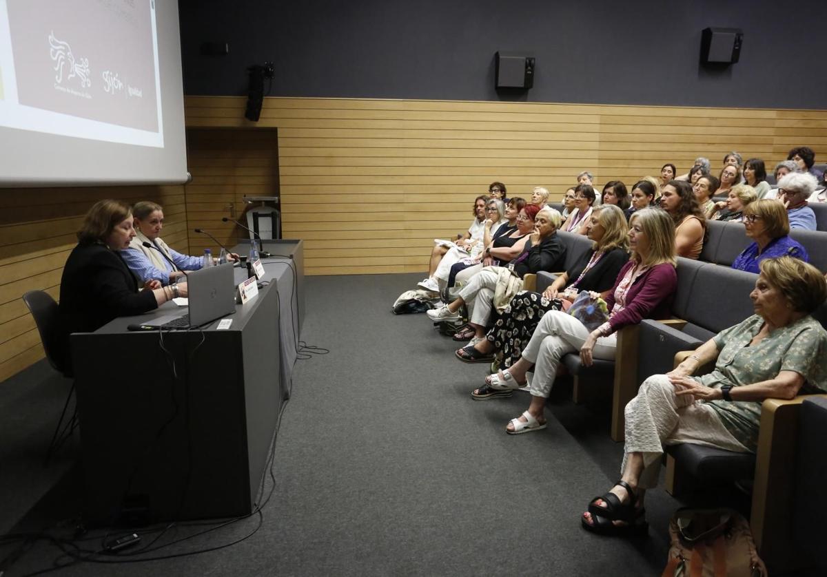 Goretti Avello y Amelia Valcárcel se encargaron de clausurar la Escuela Feminista Rosario de Acuña.