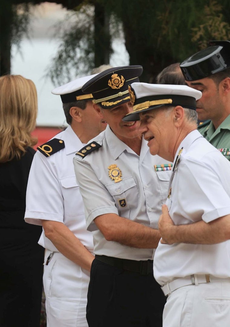 Imagen - El comandante de 'Elcano', Luis Carreras-Presas y el Comandante Militar de Marina de Gijón, Luis Vicente Márquez.