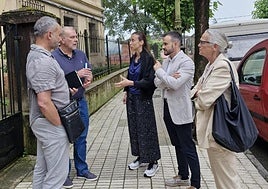 Los responsables de la consejería y de Europan, a la entrada de La Malatería.