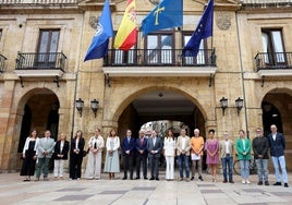 El minuto de silencio celebrado este jueves en el Ayuntamiento de Oviedo.