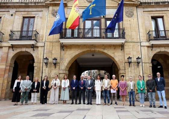 El minuto de silencio celebrado este jueves en el Ayuntamiento de Oviedo.