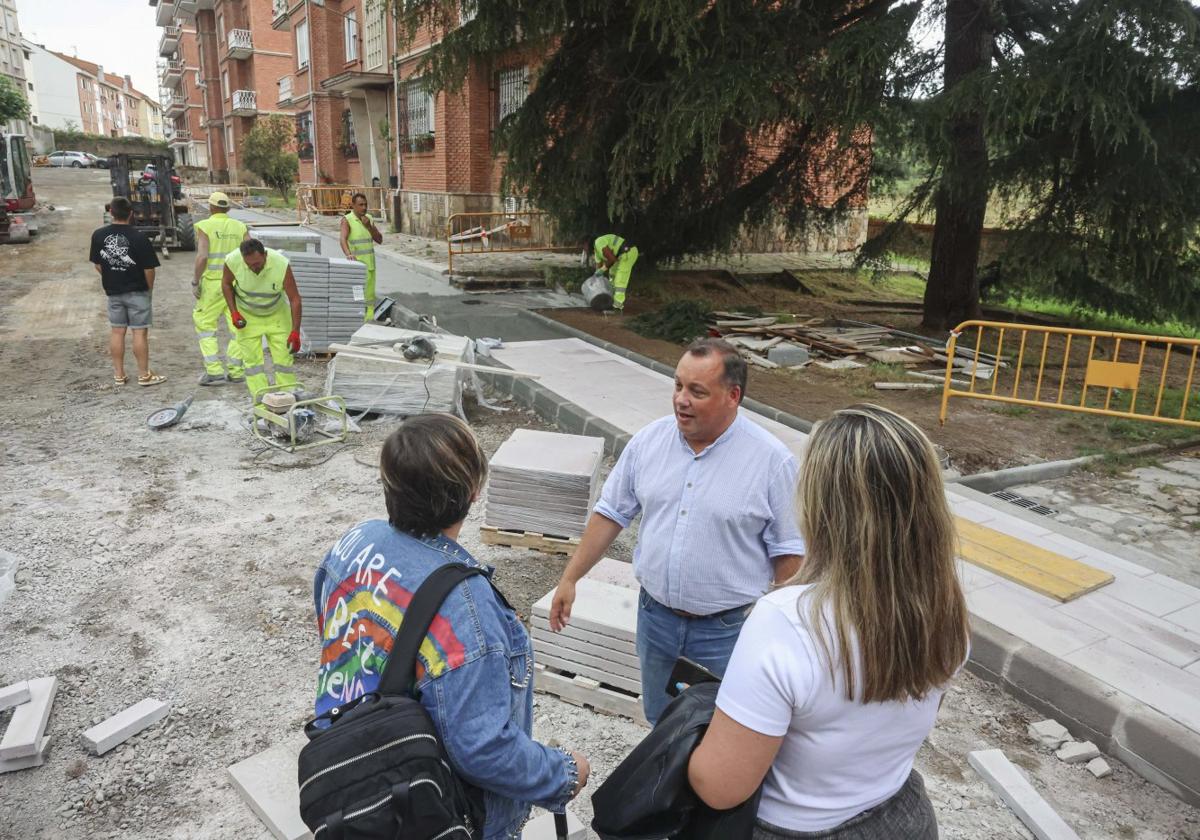 El edil Pelayo García conversa con las representantes de la asociación de vecinos en La Rocica.