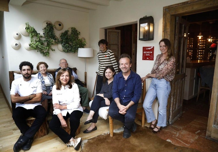 Honor.La familia de Casa Marcial al completo. Al fondo, sentados, Olga Sánchez y Marcial Manzano; Delante, de izquierda a derecha, Jesús Sánchez, Esther Manzano, Miguel Sánchez y Olga, Nacho y Sandra Manzano.