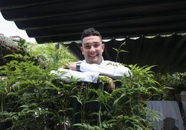 Proyección.El joven cocinero AlejandroVilla, entre ingredientes en laterraza de El Pandora.