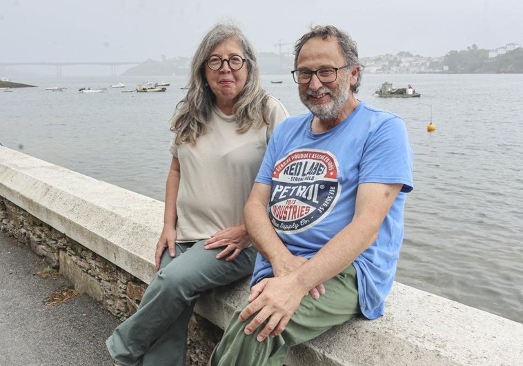 Innovación. Nuria Núñez y Eduardo Martín, frente a la ría del Eo donde cultivan ostras.