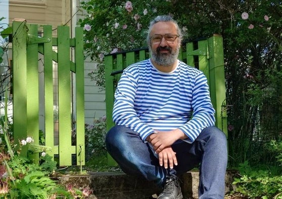 El economista ovetense sentado en el jardín de su casa de campo en las afueras de Helsinki.