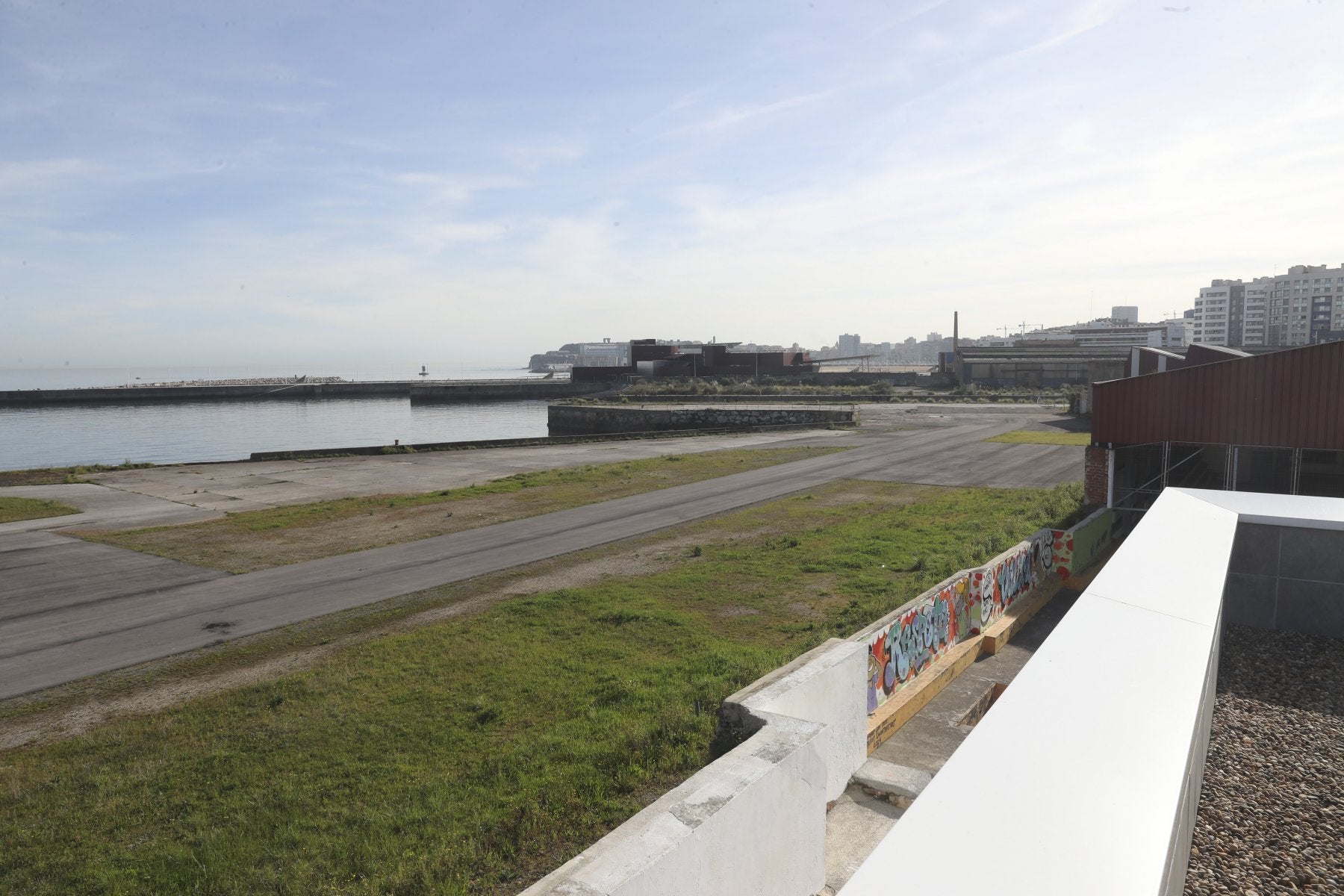 Antiguos terrenos de Naval Gijón donde se ubicará el nuevo paseo.