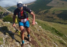 Uno de los participantes, durante uno de los ascensos incluidos en el recorrido.