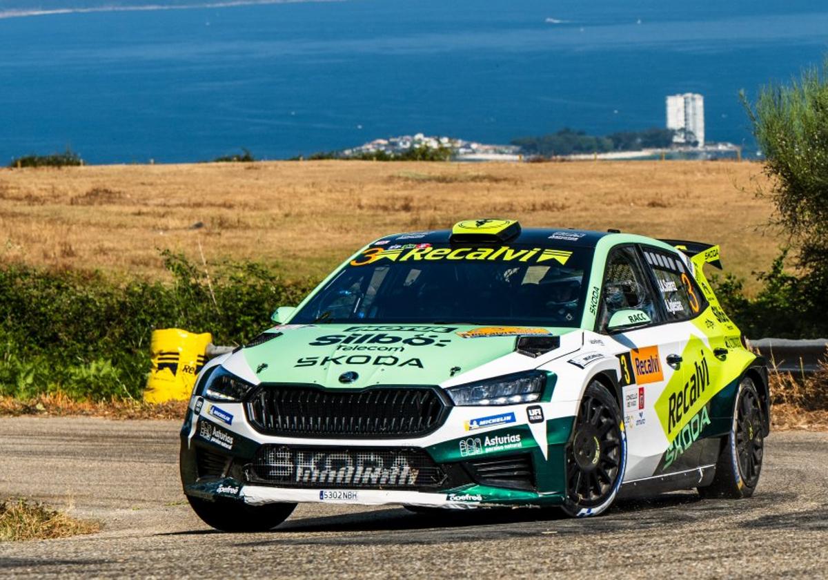 José Antonio Suárez y Alberto Iglesias Pin, con el Skoda Fabia RS Rally2 en Vigo.