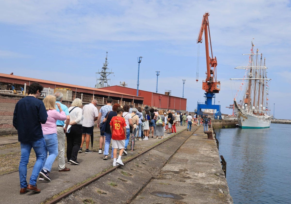 Colas este viernes en el espigón II de El Musel para visitar el buque-escuela 'Juan Sebastián de Elcano'.