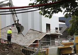 Fachada lateral del futuro supermercado, con un diseño similar a la del estadio de El Molinón ubicado a escasos metros.