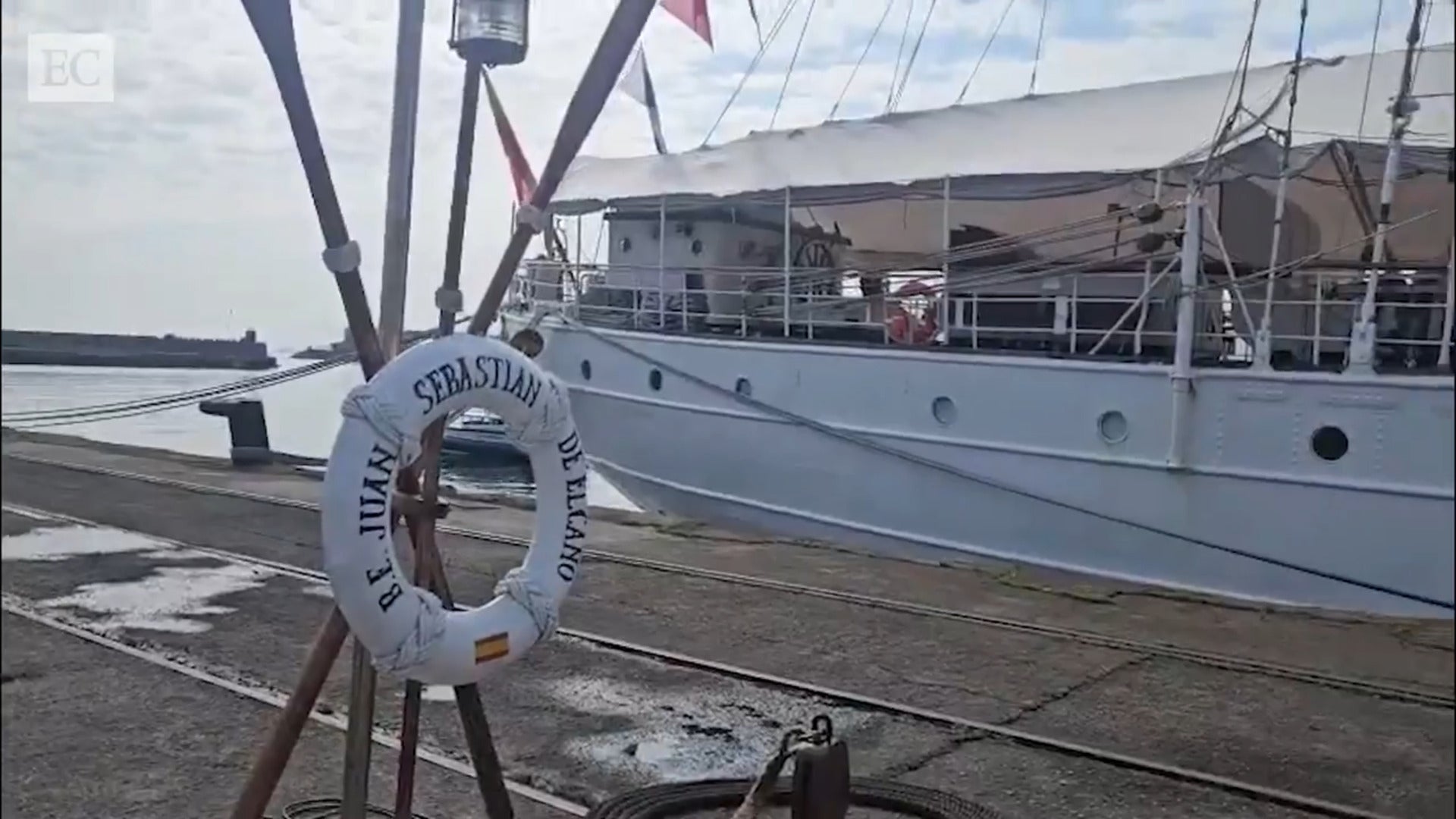 Margarita Robles visita el buque-escuela de 'Juan Sebastián de Elcano'