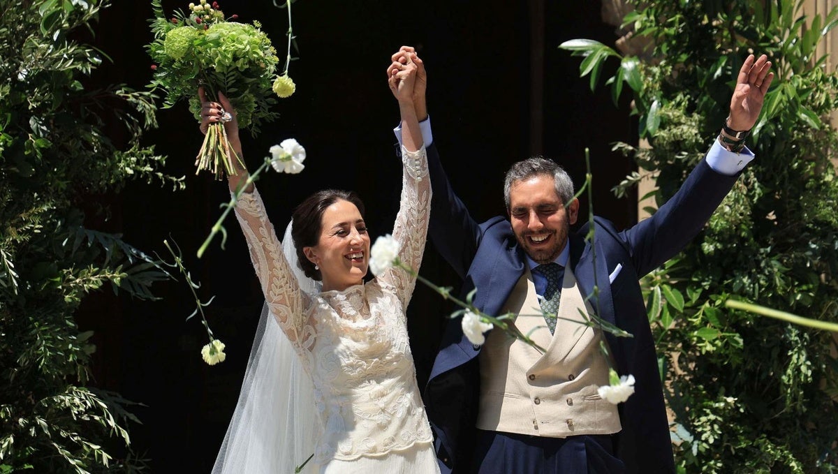 Los novios, celebrando ante los invitados que ya están casados.