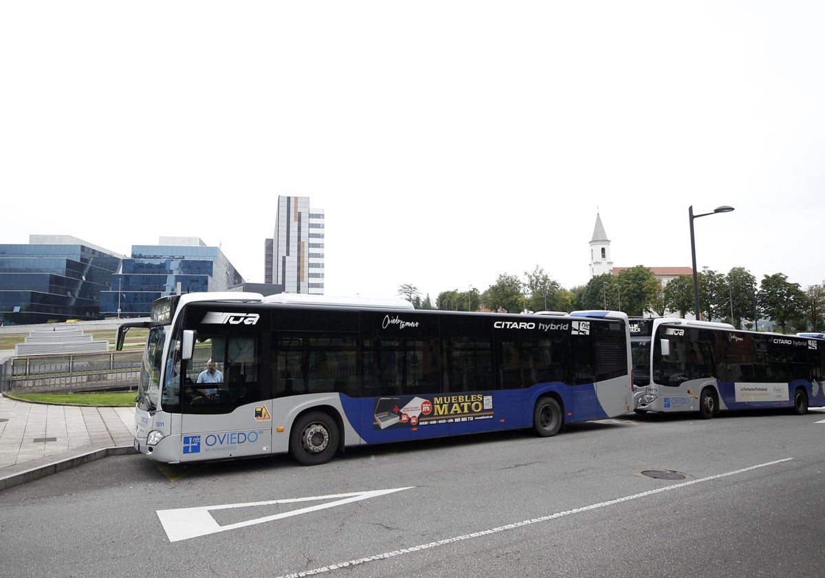 Una autobús de TUA delante del HUCA.