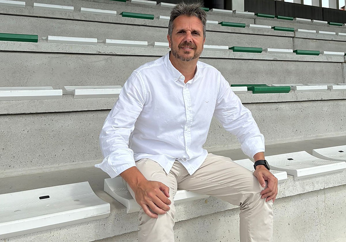 El presidente del Club Hispano Castrillón, Ignacio Nuevo, en las gradas de Ferrota