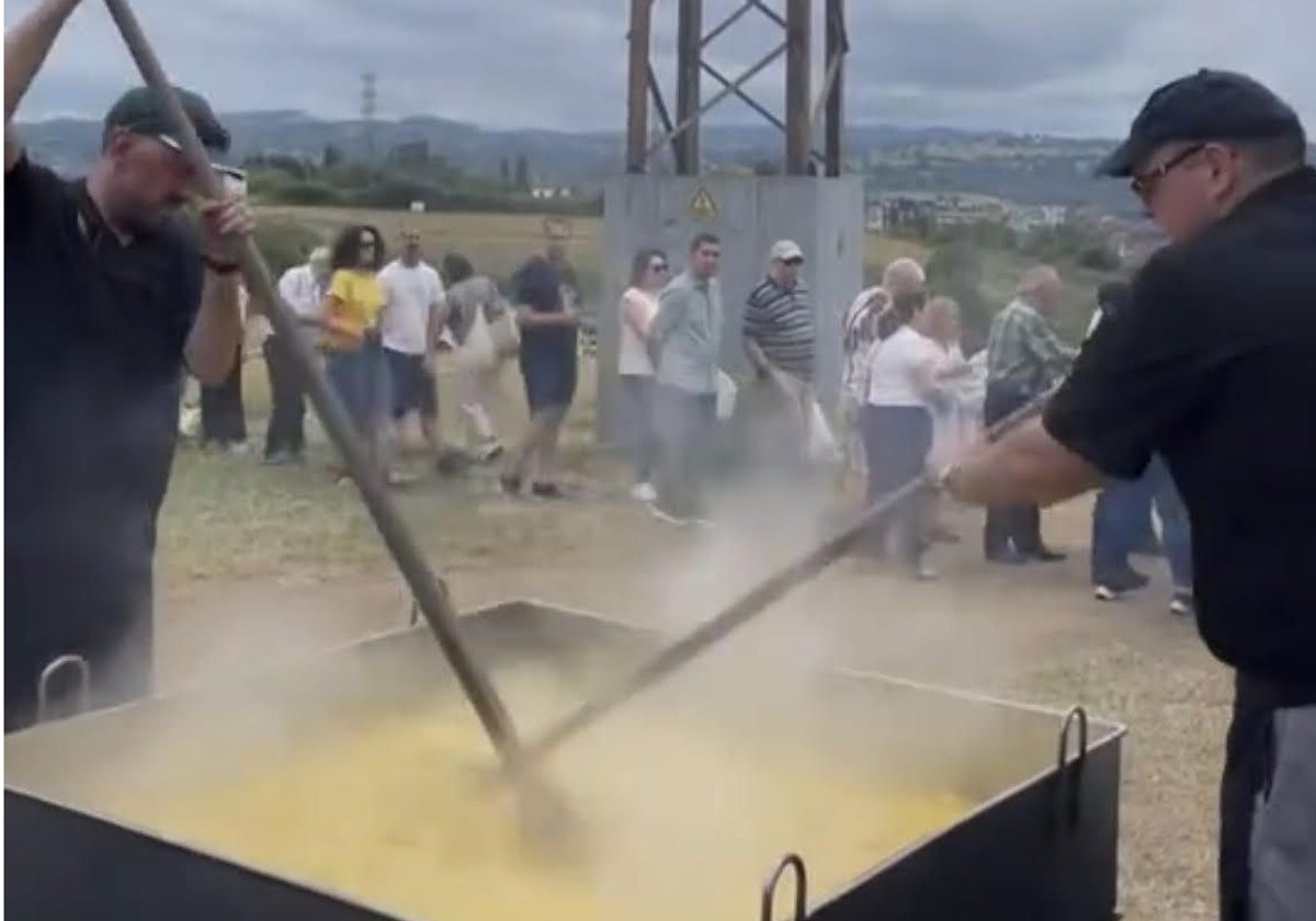Dos cocineros preparan la paella en las fiestas de Fitoria.
