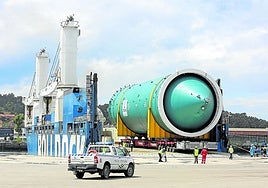 La carga de una gran pieza de Idesa en el muelle de Valliniello.