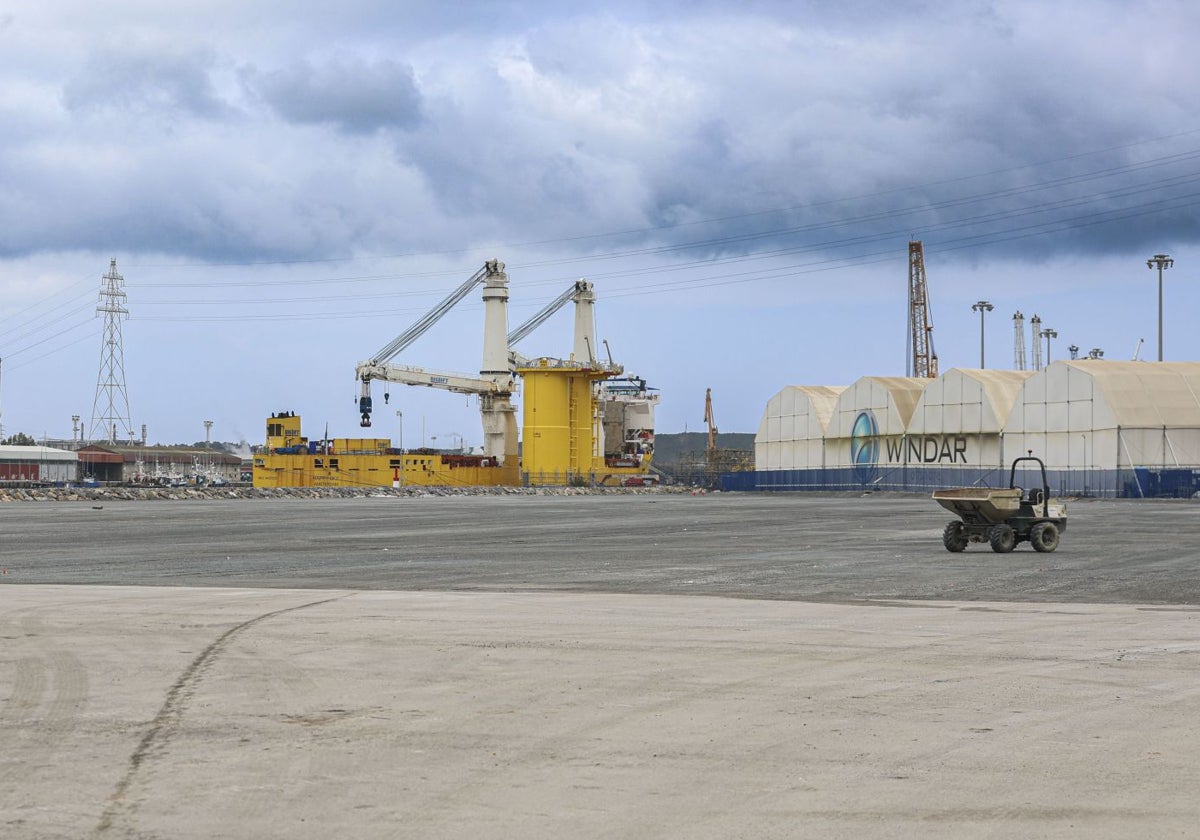 La nueva zona logística del Puerto en la margen derecha de la ría está ya casi finalizada, son 32.500 metros cuadrados por los que ya se han interesado empresas.