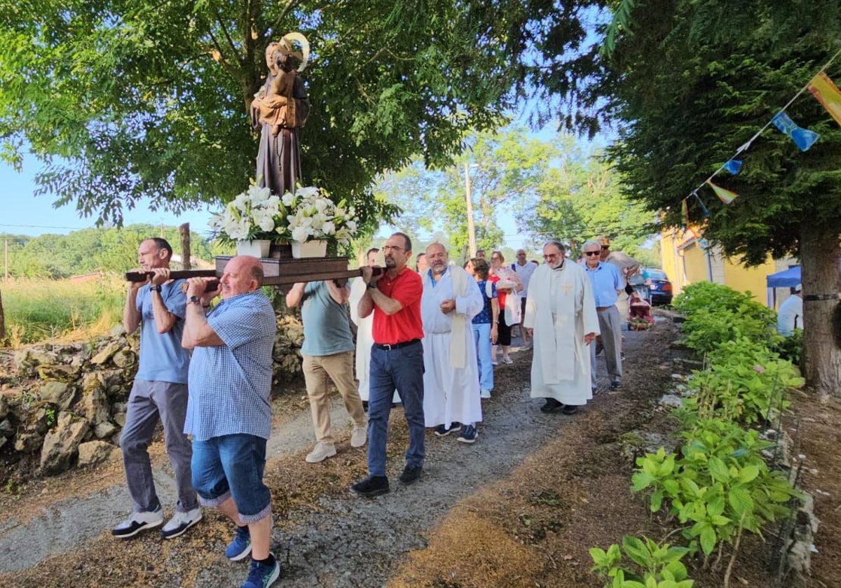 Procesión, a la que acudió el delegado diocesano de Cáritas y Manos Unidas, durante San Antonio en Lieres. E. C.