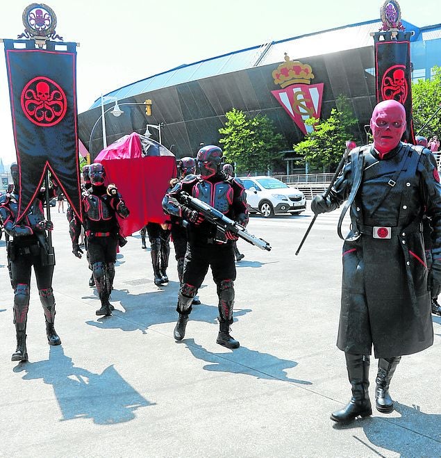 Imagen principal - Cráneo rojo, con sus esbirros. Todo el trabajo que conlleva la Comic Con tiene rostro, nombres y apellidos. Ayer, muchos posaron para la foto. Ramma se subió al escenario en el primer concierto de la noche.