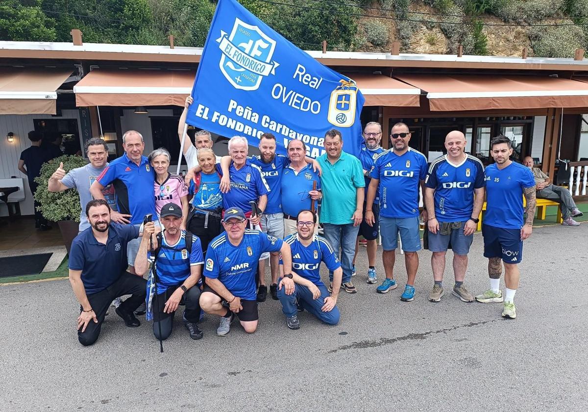 Los caminantes posan antes de emprender la ruta.