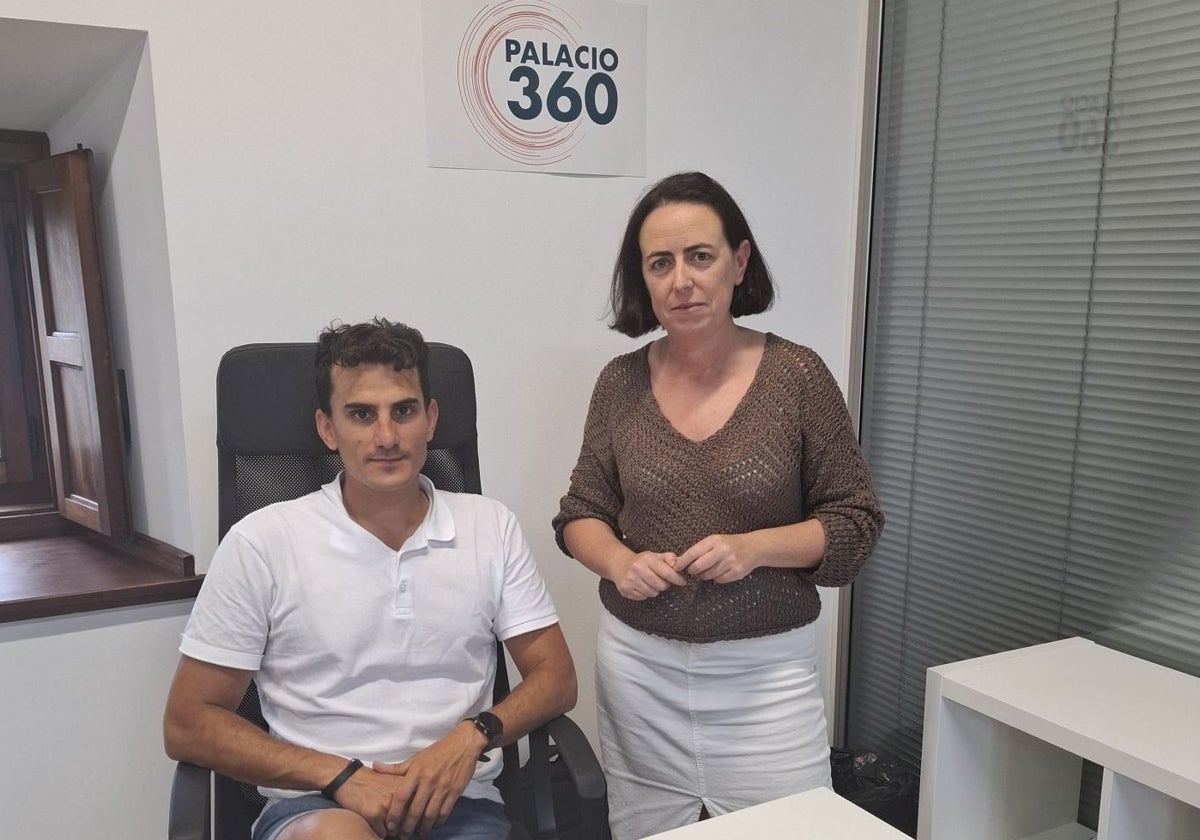 Juan de Arco, usuario del espacio, y Marta Piquero, responsable del Área de Emprendimiento e Industria del Ayuntamiento de Siero.
