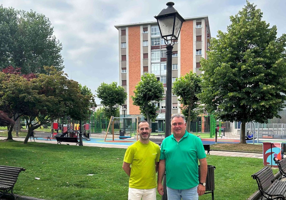 Ángel García y Alejandro Villa, en el parque Alfonso X de La Pola.