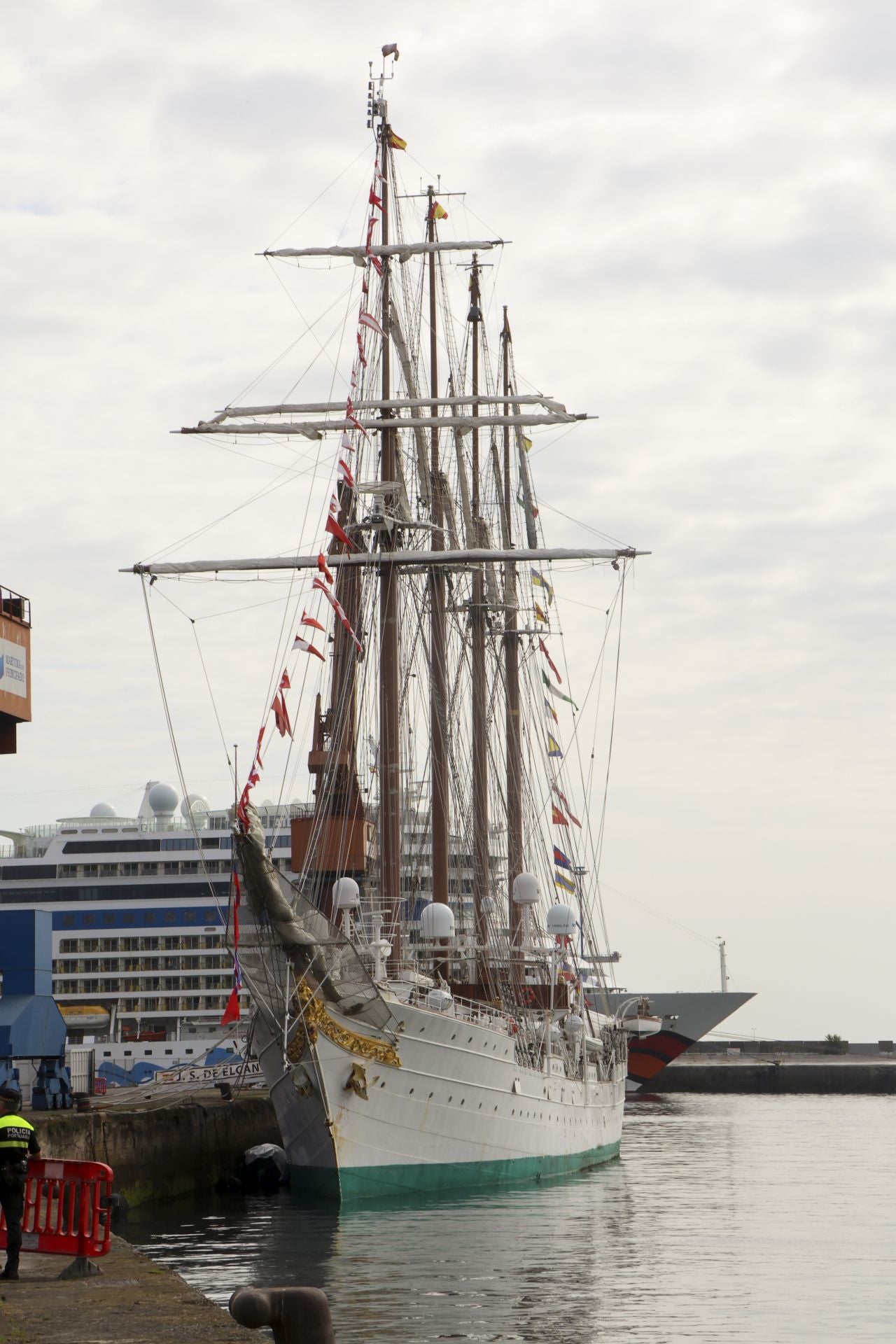 Margarita Robles, a bordo del &#039;Juan Sebastián de Elcano&#039; en Gijón