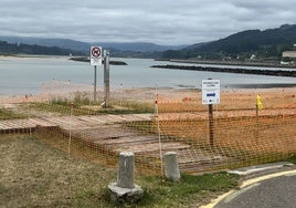 Paso cortado por obras en la senda que conecta las playas de Rodiles y Misiego