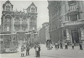 Edificios del Banco de Gijón y de la familia Martínez Marina, con el Banco de Castilla en la planta baja. En el centro, el kiosco de Damaso Cifuentes.
