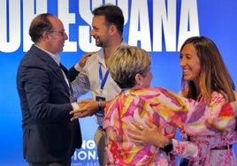 Mario Arias, Álvaro Queipo, Estefanía González (de espaldas) y Ángela Pumariega, en el 21 Congreso.