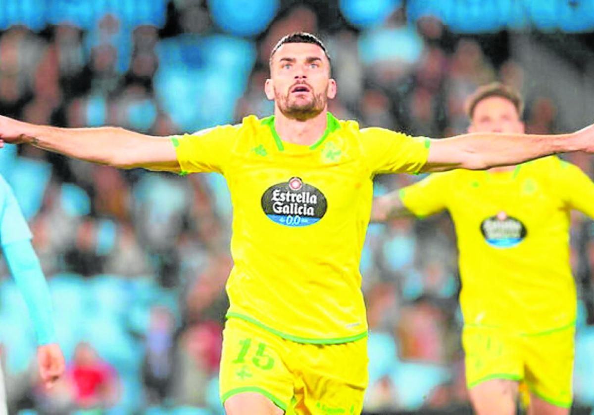Pablo Vázquez celebra un gol con la camiseta del Deportivo.
