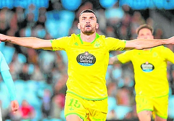 Pablo Vázquez celebra un gol con la camiseta del Deportivo.