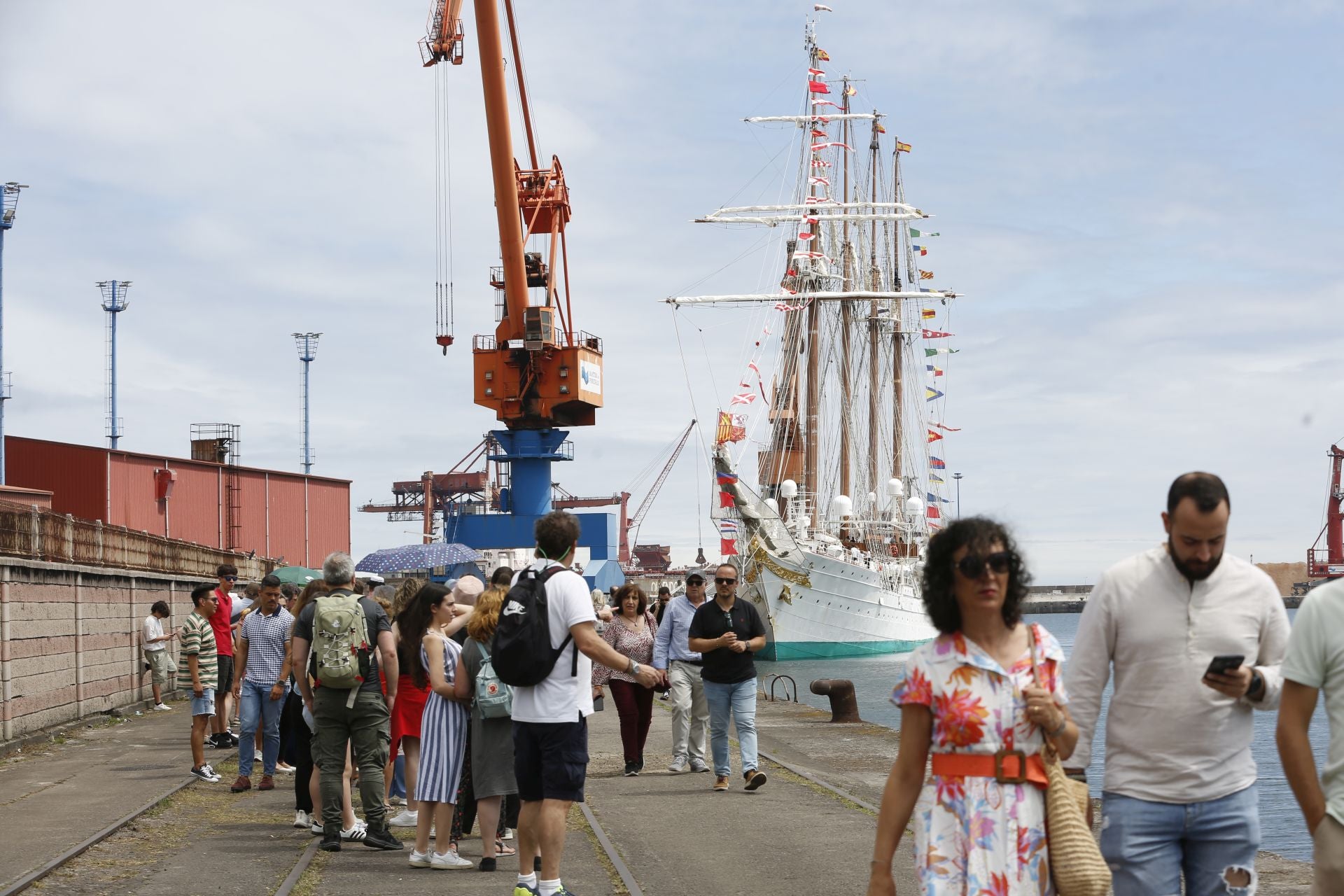 Lleno hasta la bandera hasta el último día: el &#039;Elcano&#039; triunfa en Gijón