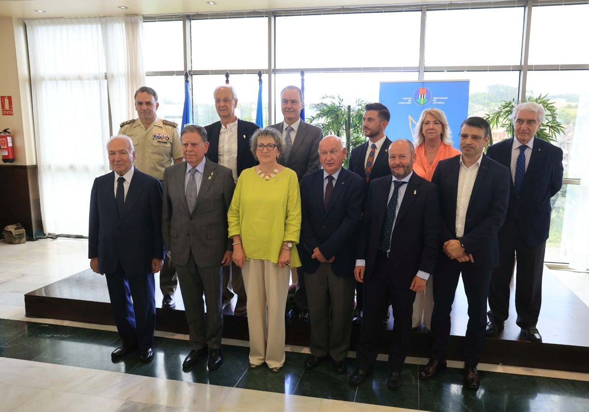 Los premiados de la Amuravela de Oro junto con los glosadores de la gala.