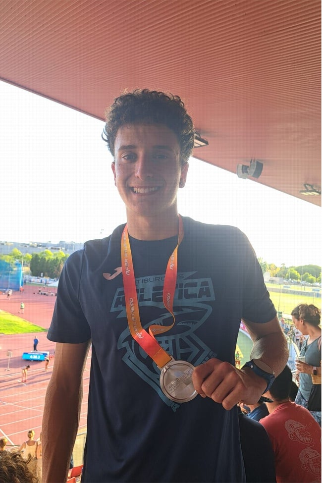 El atleta avilesino, con su medalla de plata.