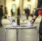 La hostelería busca trabajadores para el verano.