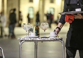 La hostelería busca trabajadores para el verano.