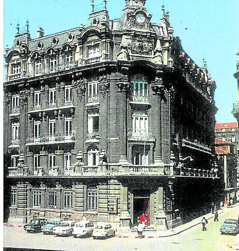 En los años sesenta los coches todavía aparcaban en 'La Plazoleta'.