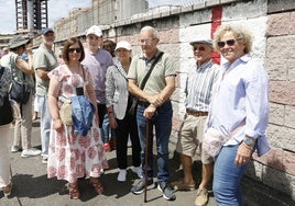 Los primeros de la cola. Cerca de tres horas esperaron Laura Martínez, Eva María Álvarez, Darío Acevel, Ramiro Rodríguez, Juan José Abello y Lola Martínez para entrar acceder a visitar las embarcaciones.