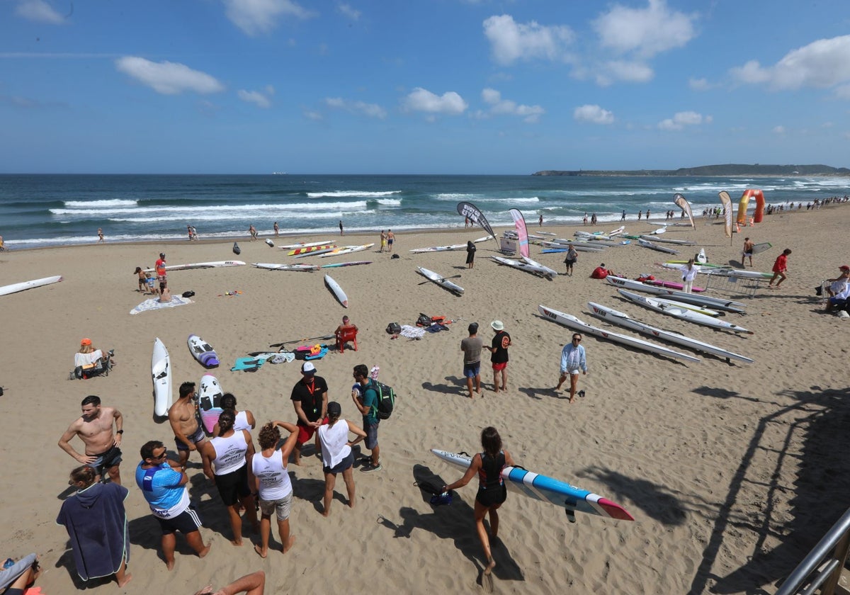 Un grupo de surfistas se prepara para salir a la mar en una de las muchas competiciones que se celebran durante el año en la playa de Salinas.