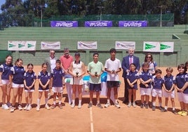 En el centro, campeones masculino y femenino, y el finalista masculino, junto a las autoridades y recoge pelotas ayer en el Club de Tenis.