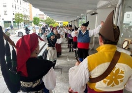 El Grupo Folclórico El Ventolín, en los bajos de la plaza cubierta de Pola de Siero