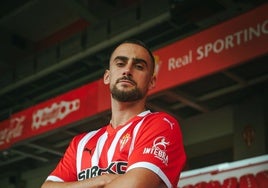 Lucas Perrin, posando con la camiseta del Sporting en la grada de El Molinón.