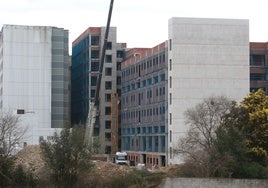 Las obras de ampliación del Hospital de Cabueñes están paralizadas desde el pasado mes de enero.