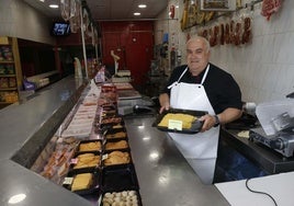 Berna, de la Carnicería Palacio Valdés, muestra filetes empanados con harinas y cereales sin gluten.