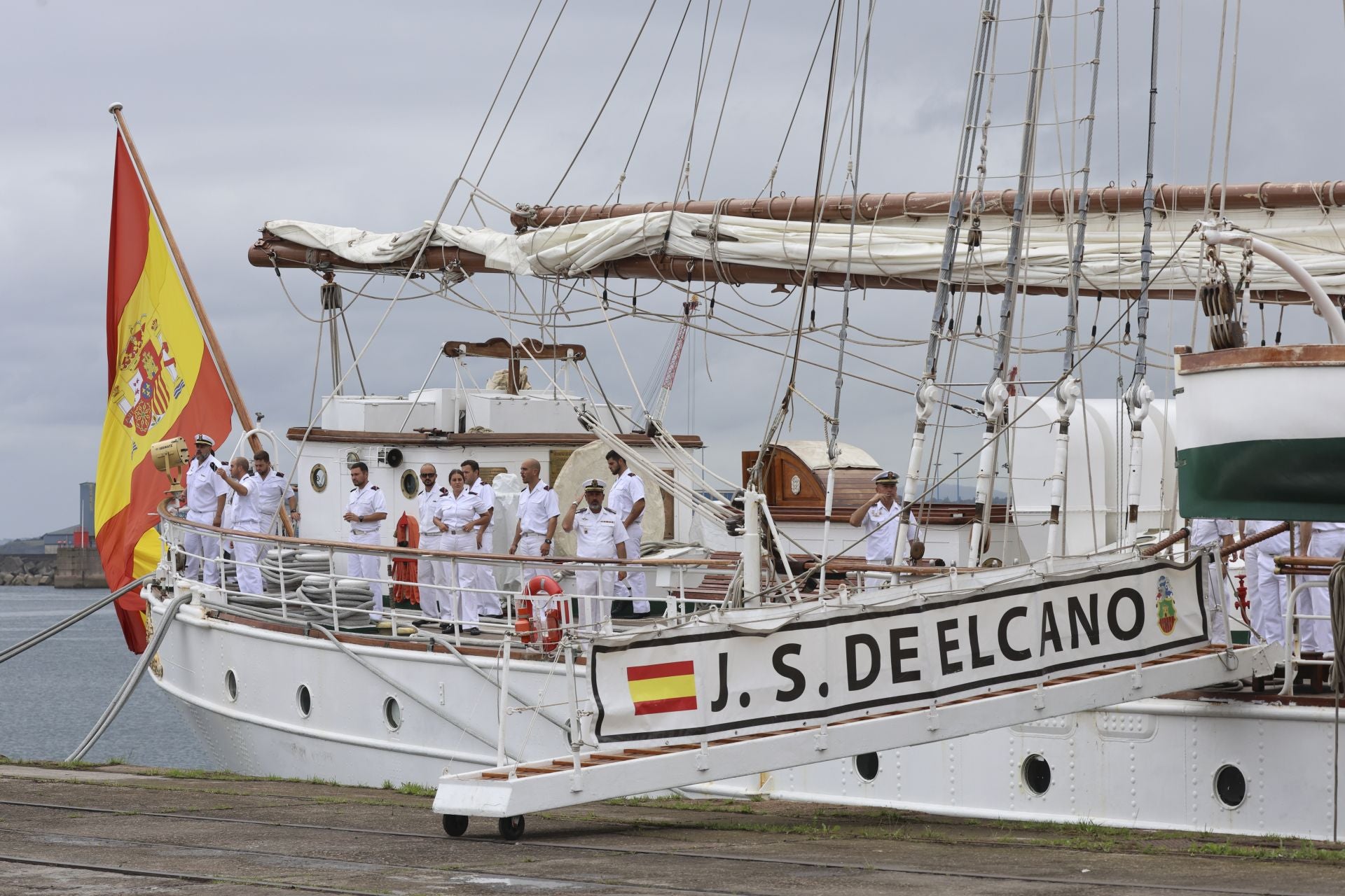 Una despedida entre sonrisas: así concluye la histórica visita del &#039;Elcano&#039; y la Princesa Leonor a Gijón