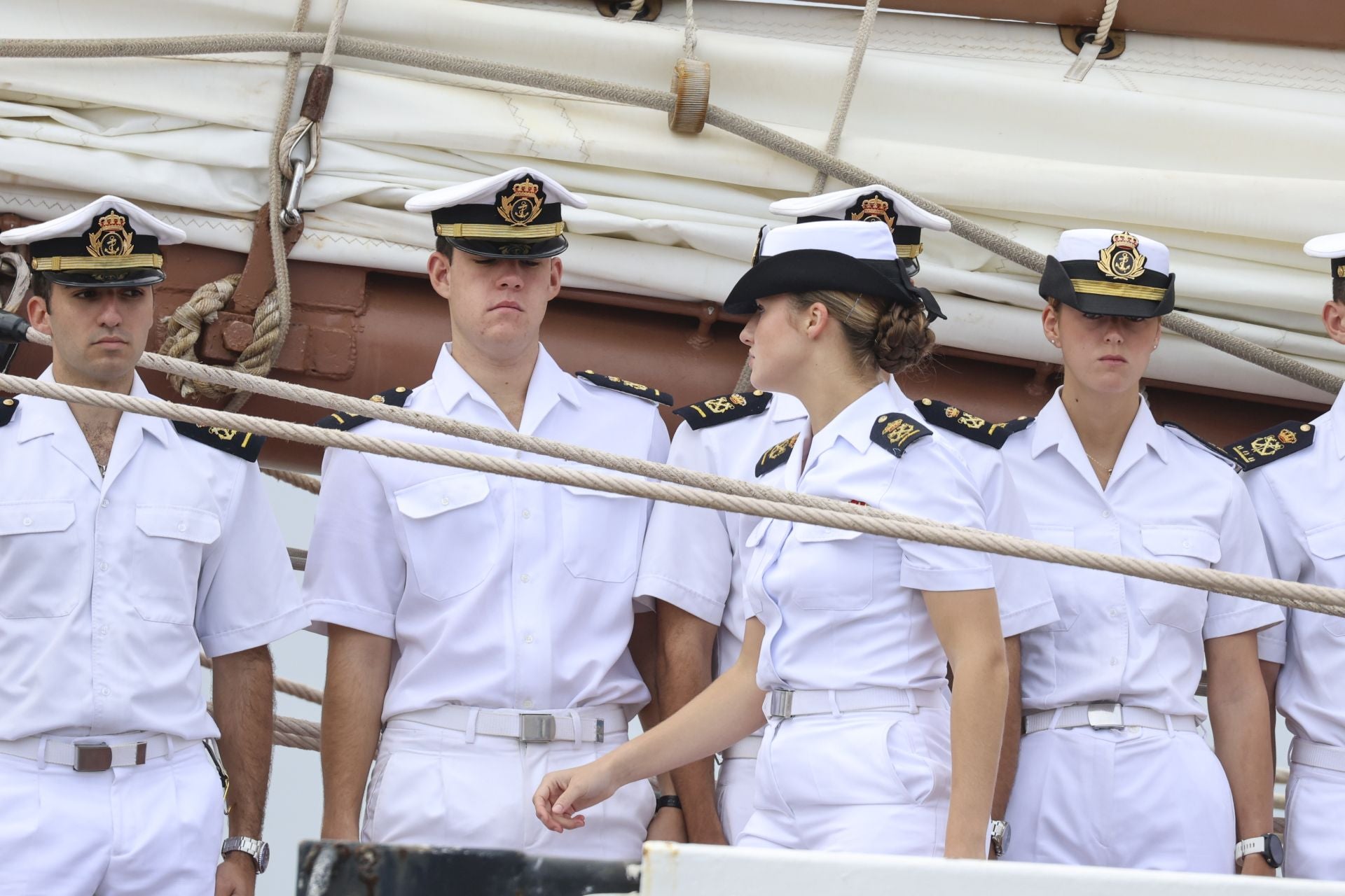 Una despedida entre sonrisas: así concluye la histórica visita del &#039;Elcano&#039; y la Princesa Leonor a Gijón